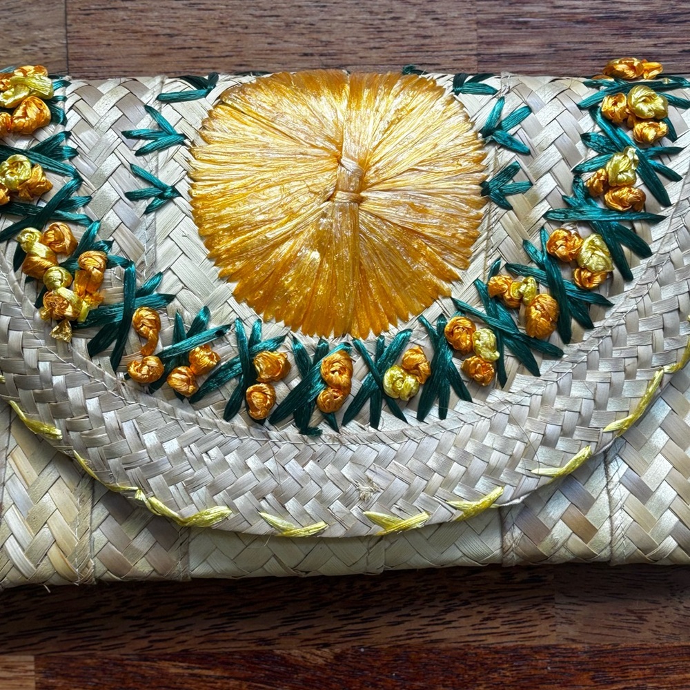 Vintage - Woven Rattan Clutch with Raffia Flowers - Tiki Style - Picture 4 of 10